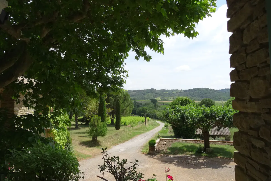 Vue depuis la terrasse, sur le chemin d'arrivée et la cour