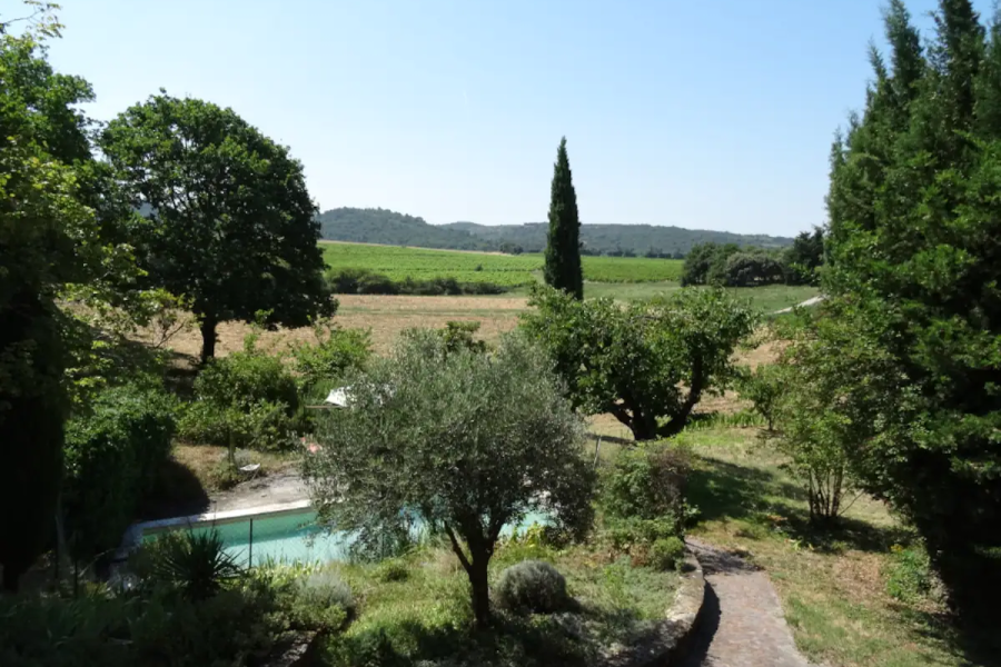 À 250 mètres en contrebas, le bassin à l'eau de source vivifiante!